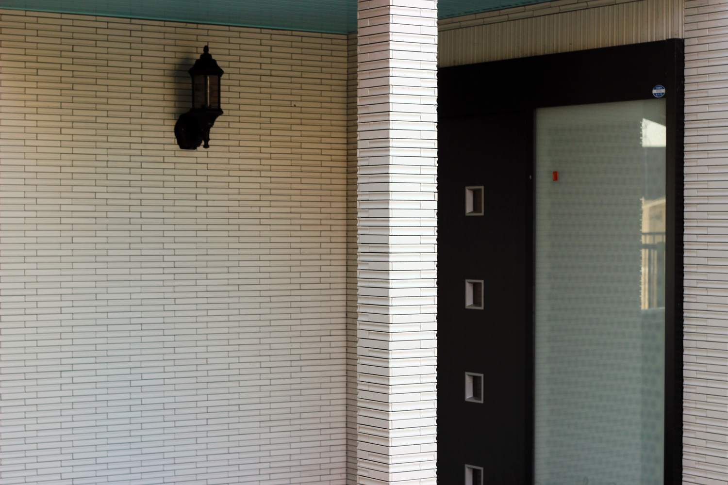 白を基準にした玄関ホール